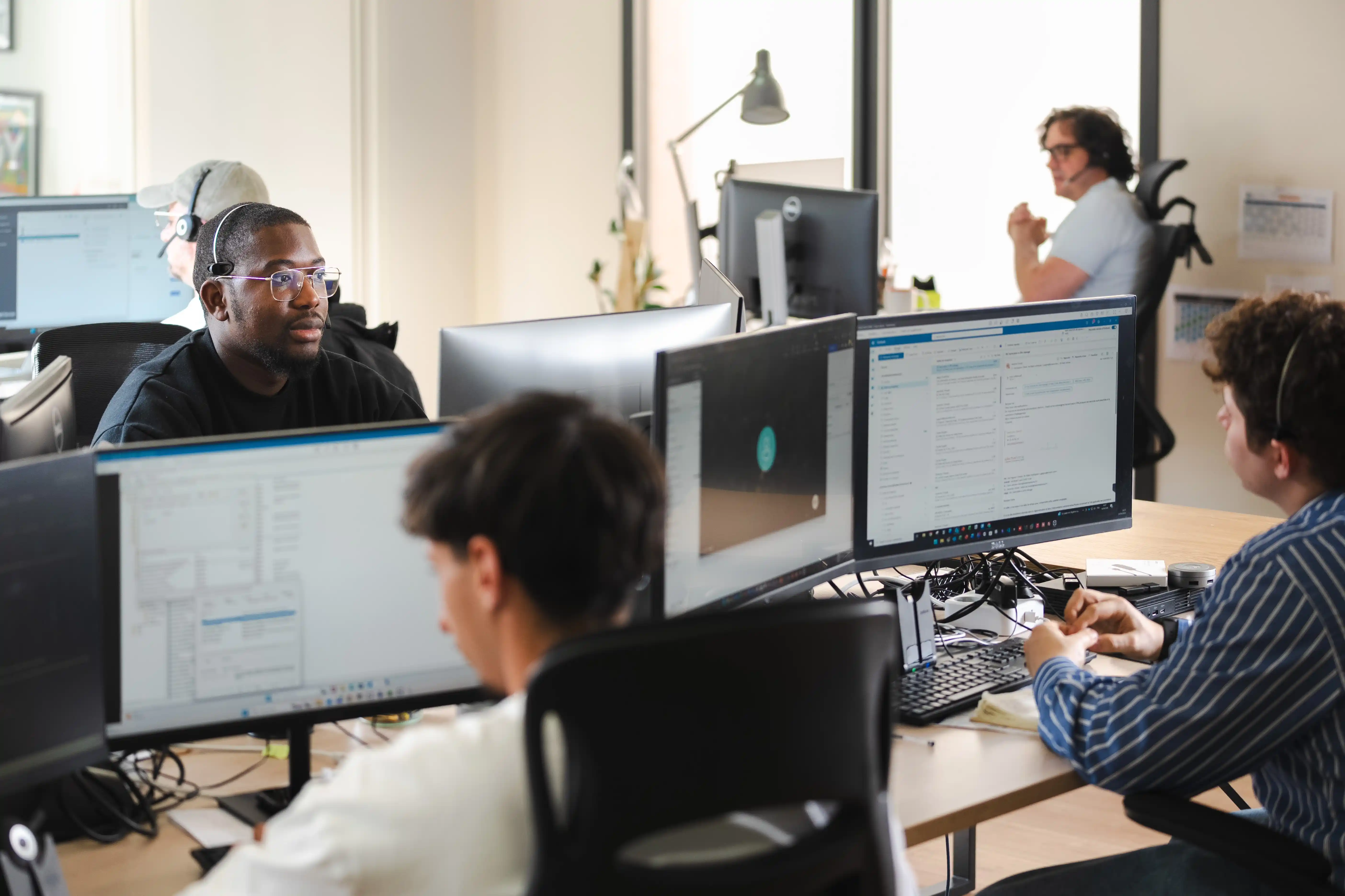 Employé IT Support travaille depuis son bureau