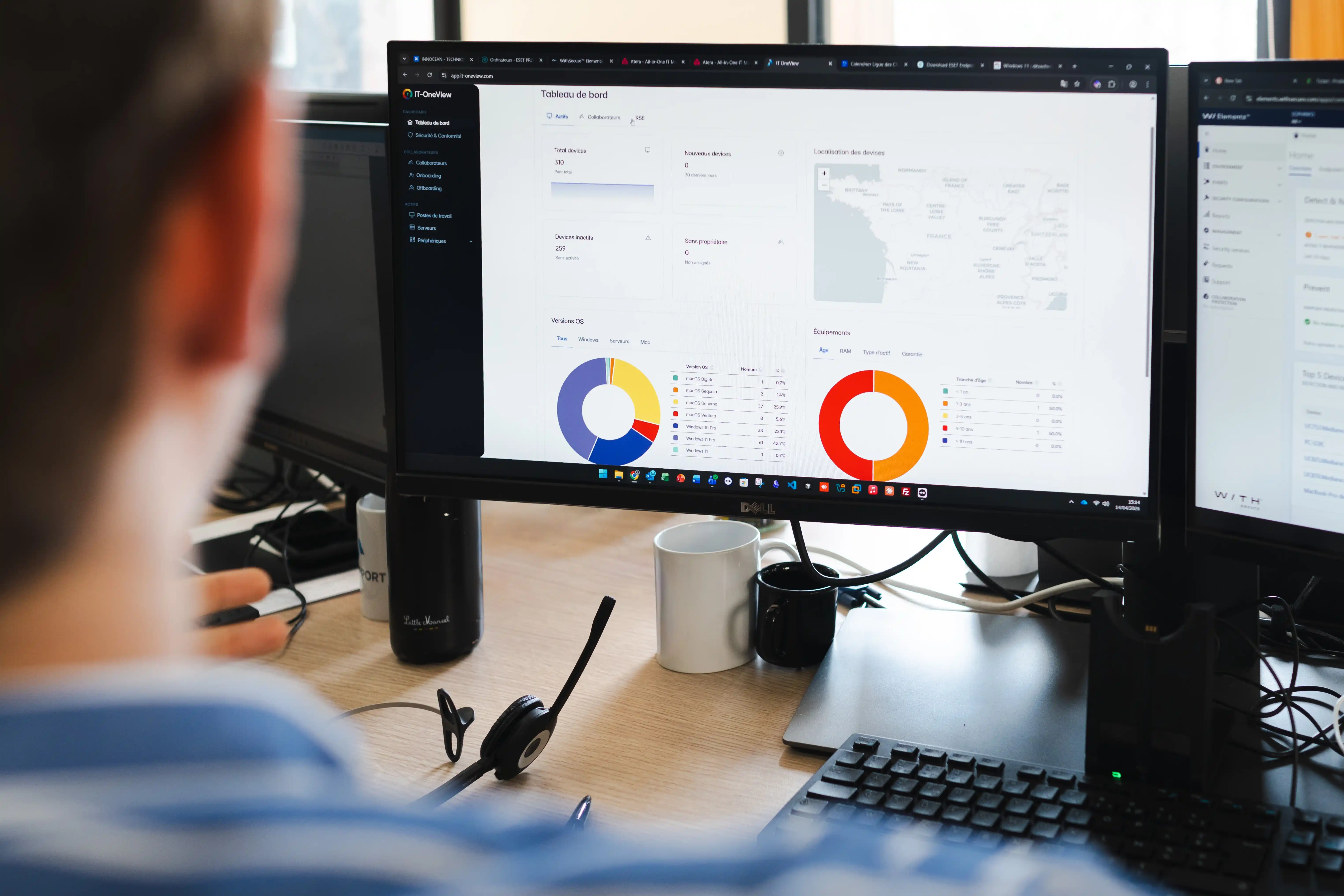 Employé d'IT Support travaillant sur l'outil interne IT-OneView