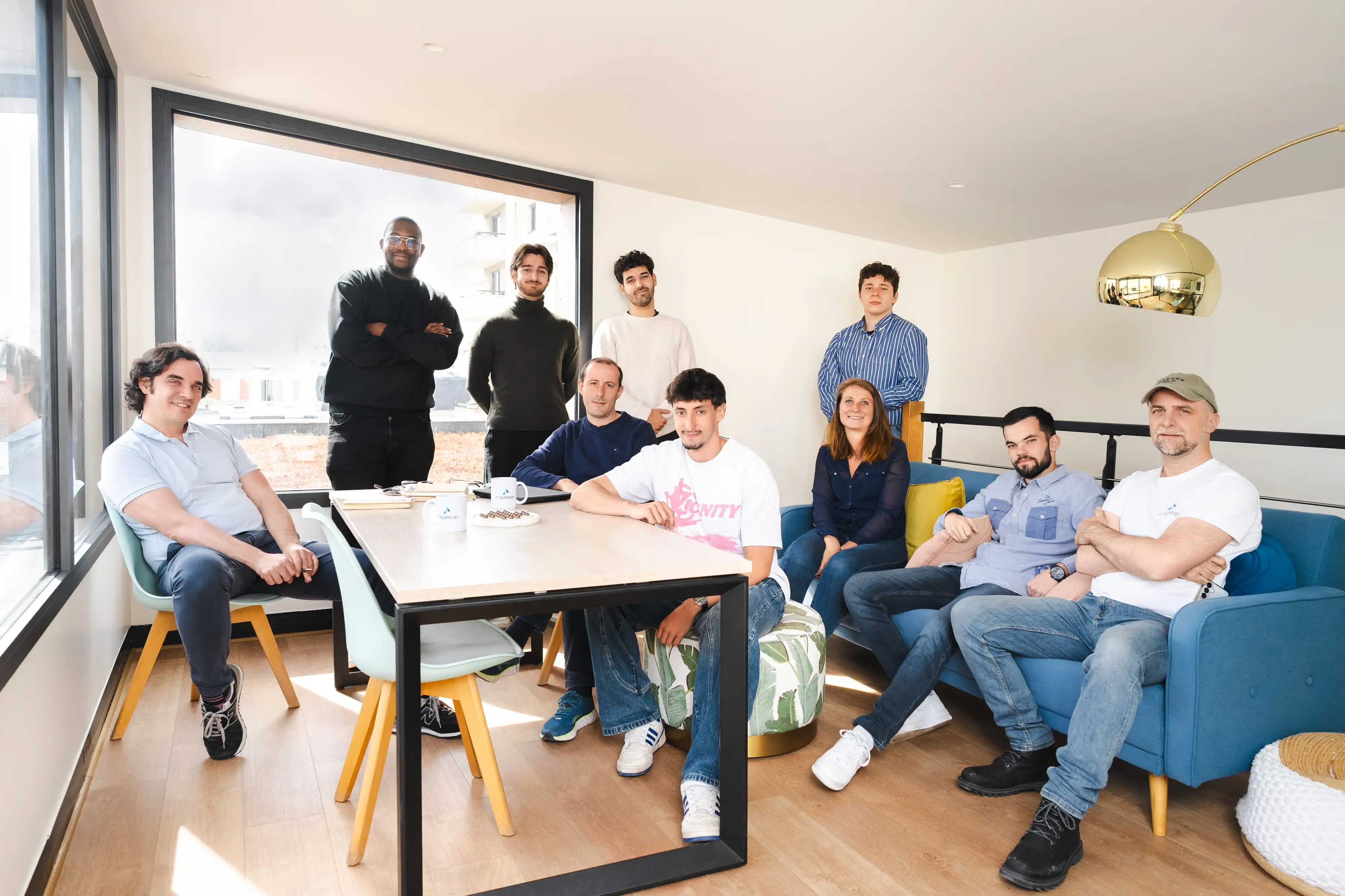 Bureau d'IT Support - employant souriant à l'appareil photo