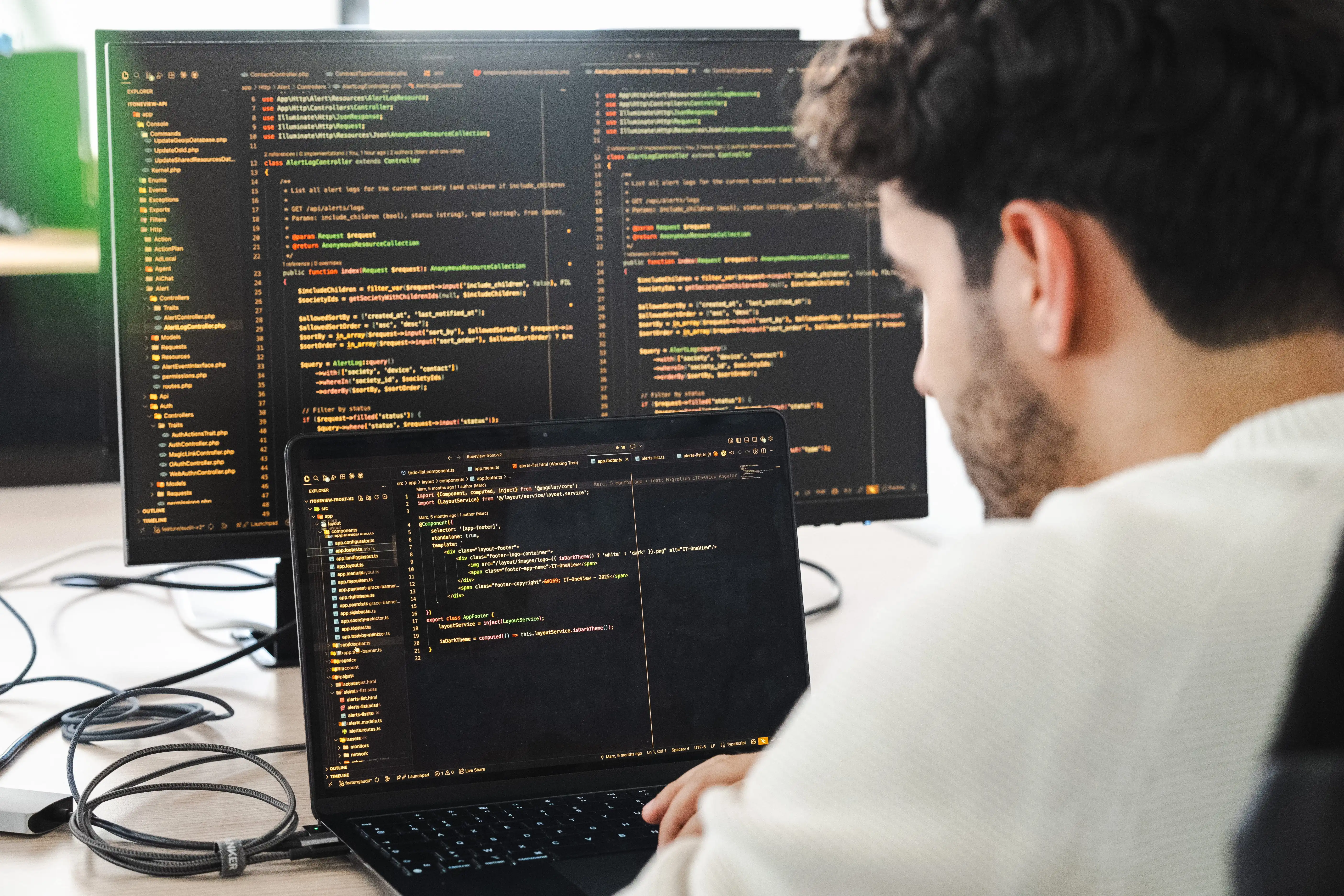 Employée d'IT Support travaillant sur un ordinateur