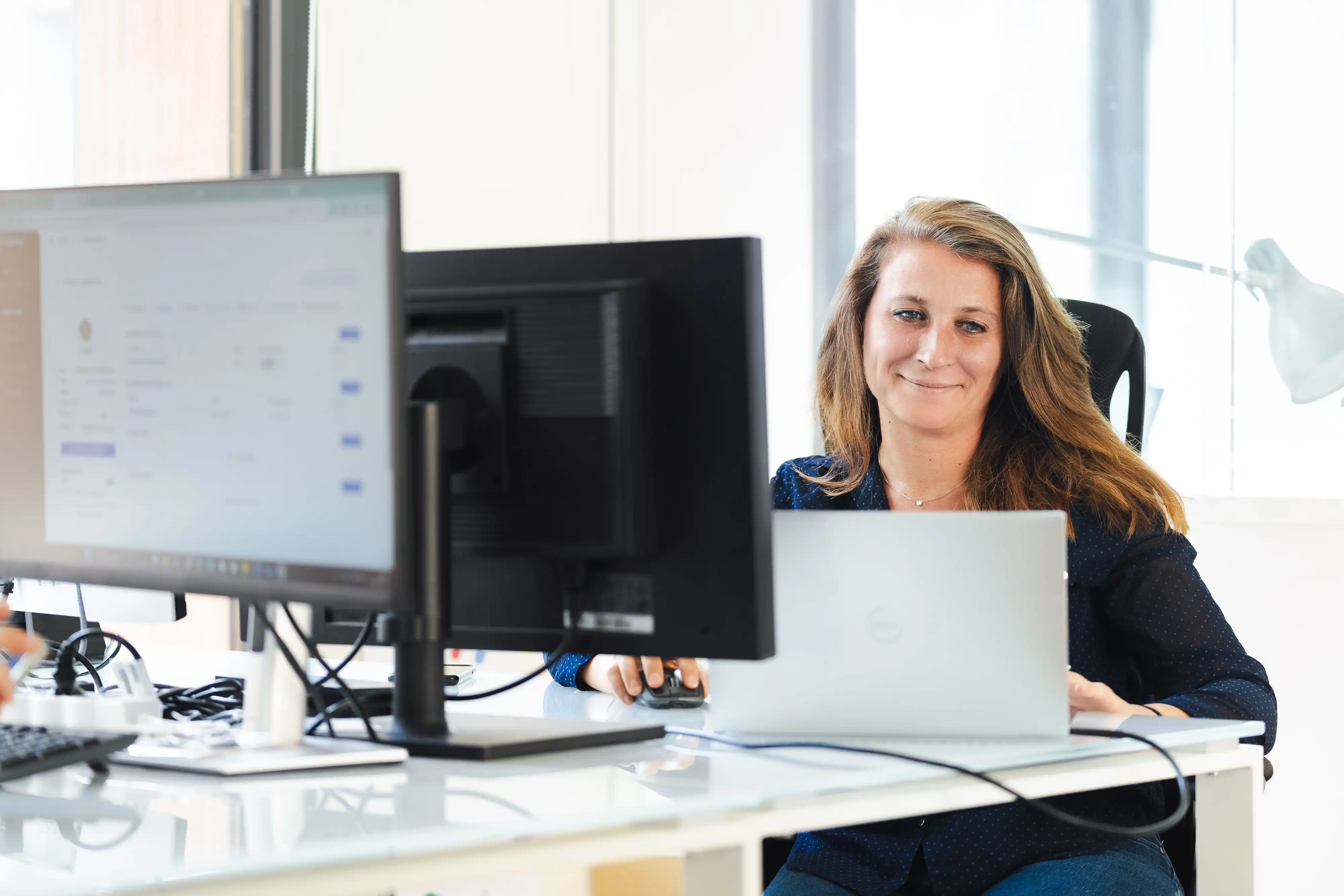 Employée d'IT Support travaillant sur un ordinateur