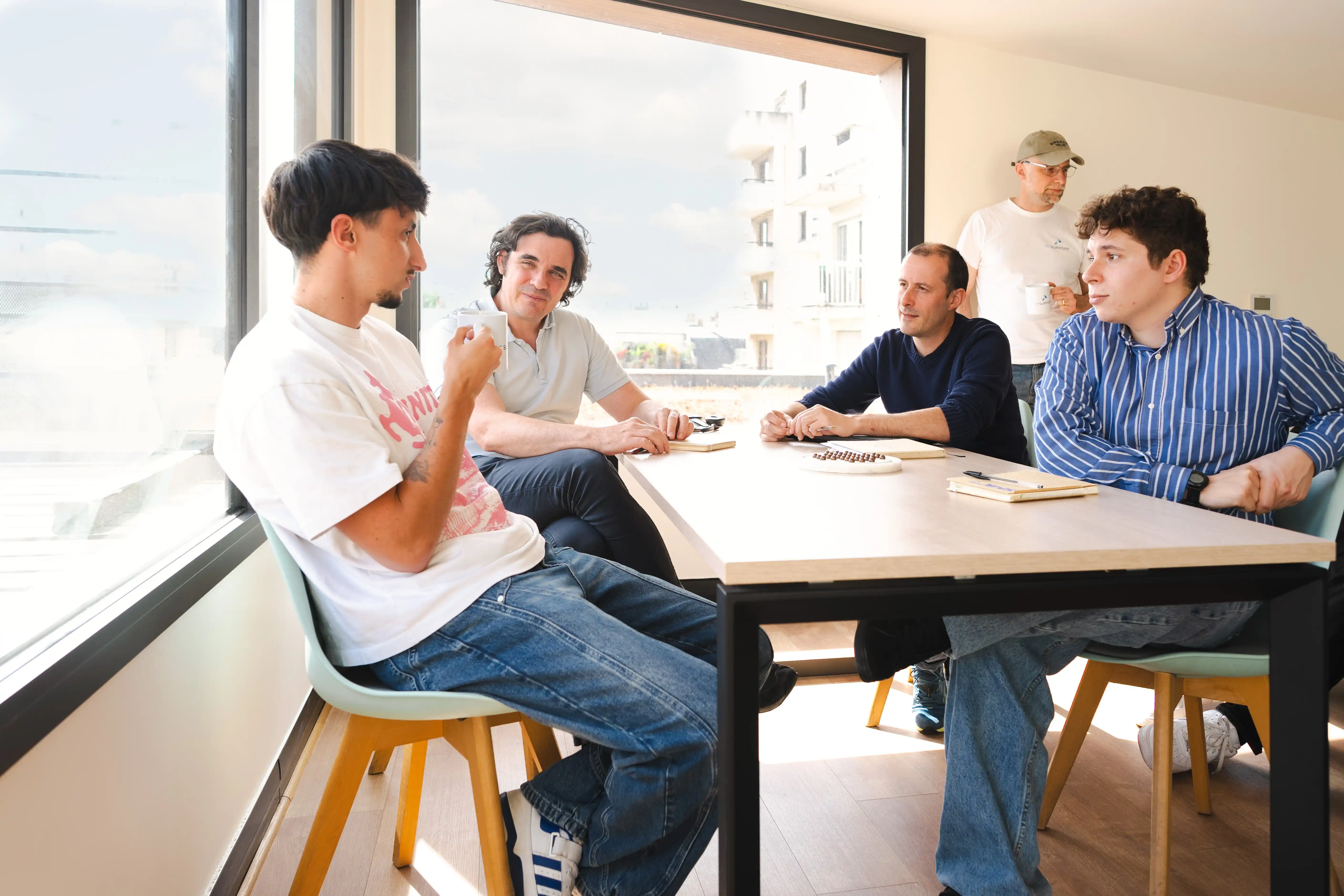 Bureaux d'IT Support - employés discutant en travaillant - bonne ambiance
