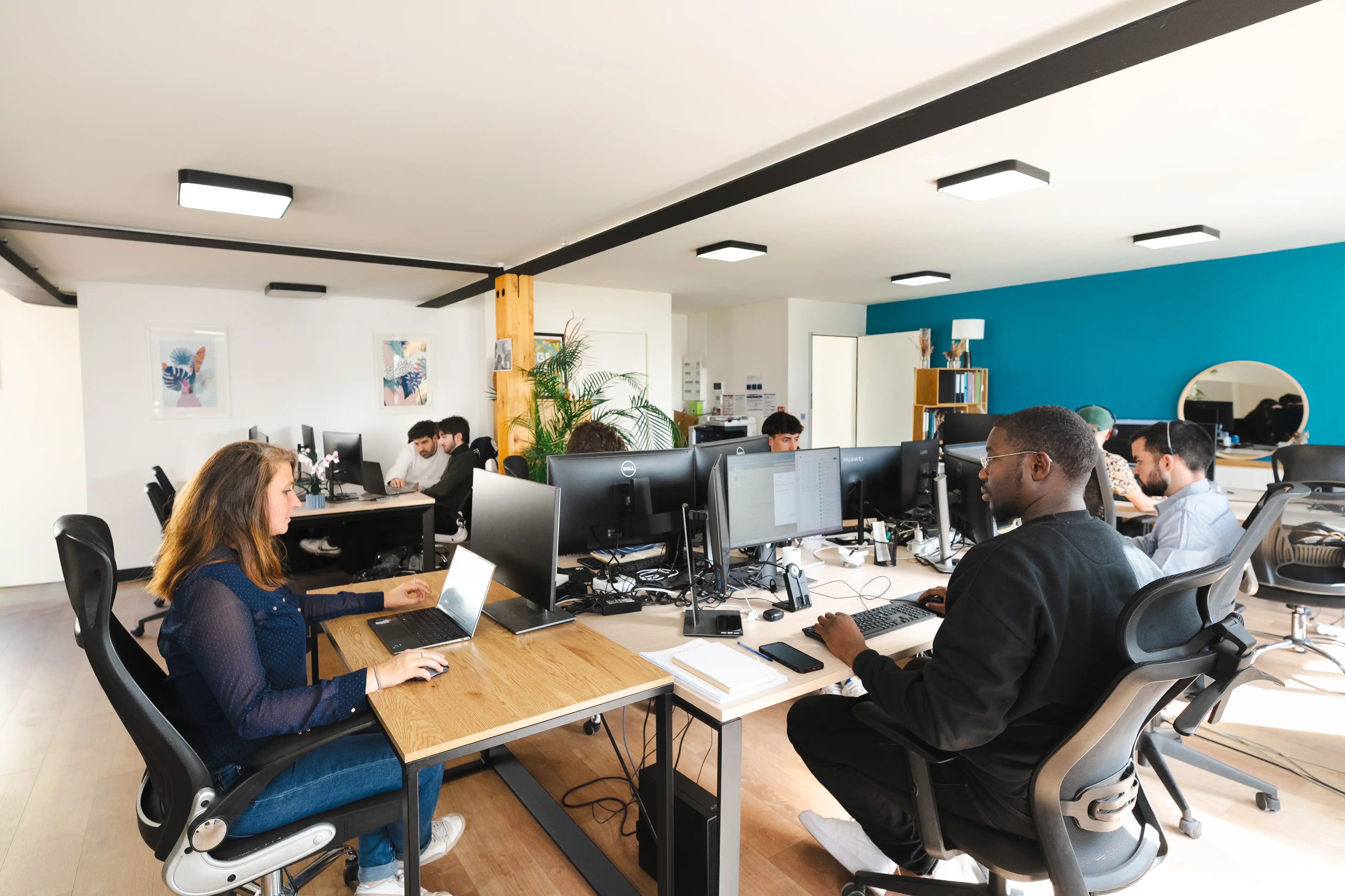 Employée d'IT Support travaillant sur un ordinateur