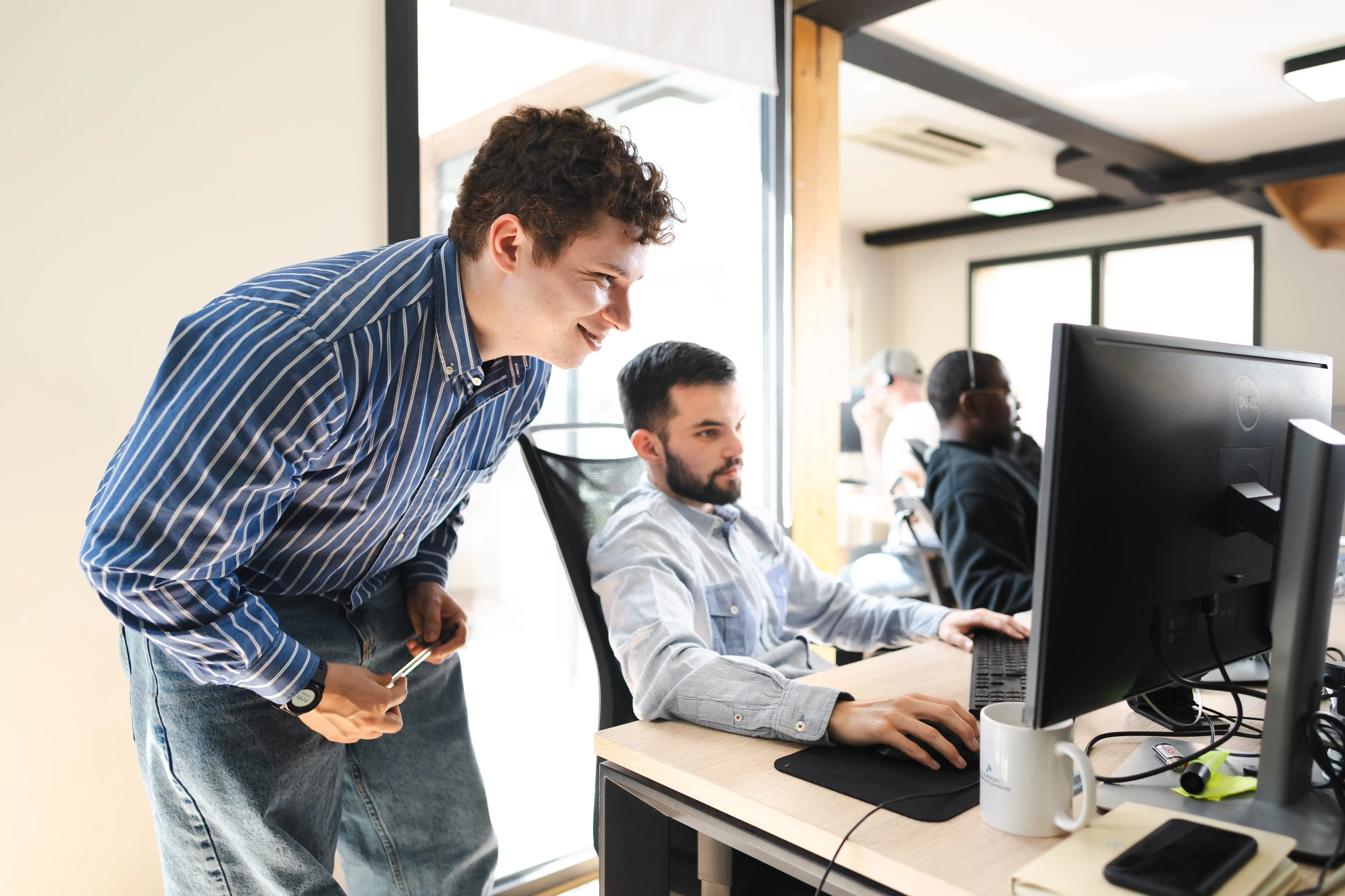 Employée d'IT Support travaillant sur un ordinateur