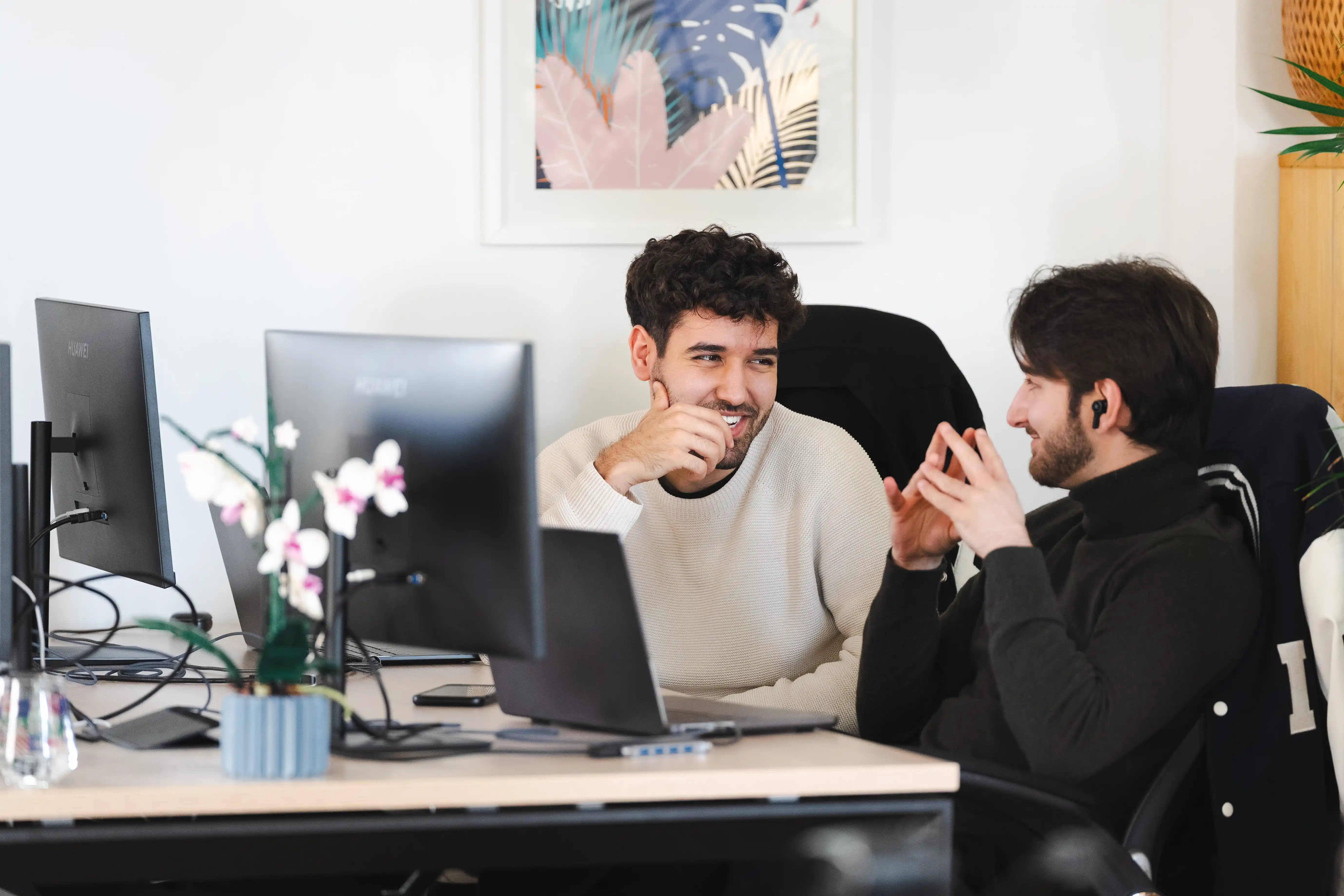 Bureau d'IT Support - employant souriant à l'appareil photo